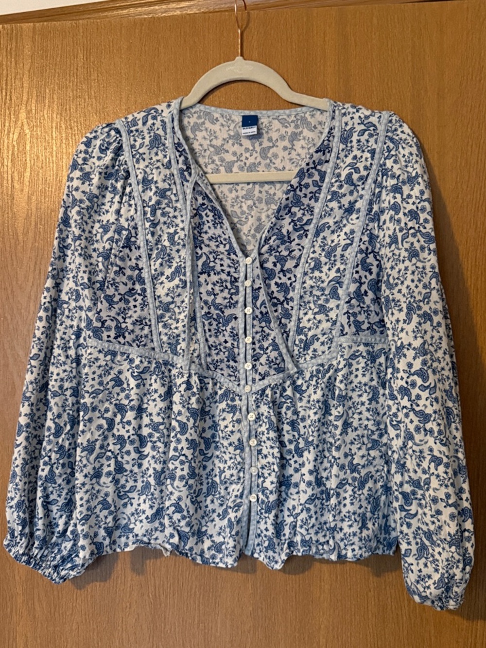 Old Navy Blue Floral Pintuck V‑Neck Blouse – Size Small